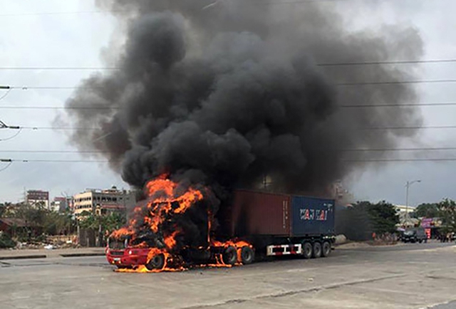 
Hiện trường vụ cháy xe container.
