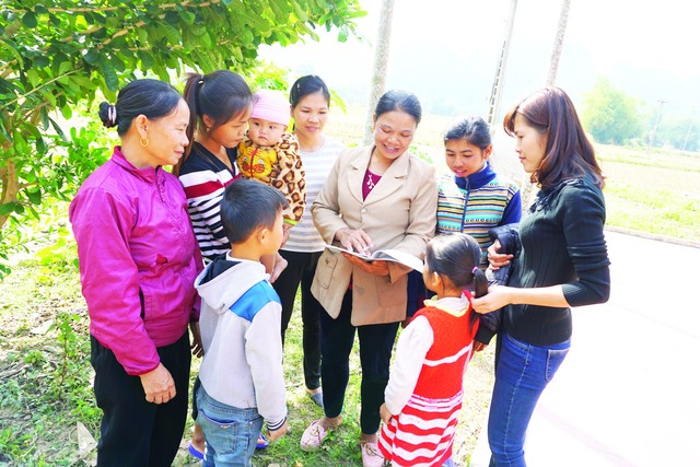 
Với thâm niên gần 10 năm gắn bó với công tác dân số, chị Lương Thị Hậu (48 tuổi), CTV dân số tại thôn Kép 3, một trong những CTV tiêu biểu của xã đã hoàn thành tốt nhiệm vụ trong nhiều năm liền. ảnh: N. M
