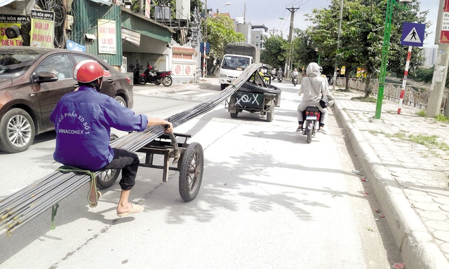 
“Siêu xe” ba gác tung hoành đường phố. Ảnh: T.G
