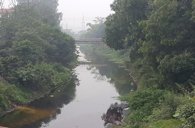
Đoạn sông bị ô nhiễm dài khoảng 500m nằm ngay dưới chân cầu La Khê, gần với trạm bơm Hà Đông – Cần Thơ.

