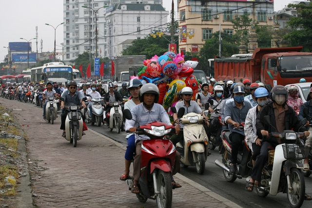 
Theo dự báo của Viện Dân số và các vấn đề xã hội, đến năm 2020, dân số Hà Nội có thể tăng lên gấp đôi. Ảnh: Chí Cường

