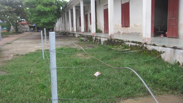 Những dây thép được dựng lên nhằm ngăn các học sinh vào khu vực nguy hiểm.