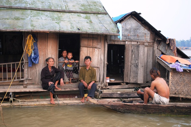 
Một gia đình ở khu TĐC không có nhà ở phải trở lại sống trên những con đò. Ảnh: Thạch Quỳnh
