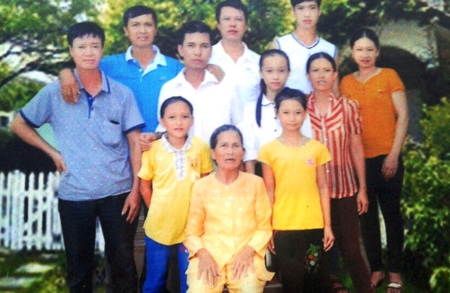 Ông Thanh (thứ hai từ trái sang) chụp ảnh cùng gia đình trong lần trở về đoàn tụ. (ảnh gia đình cung cấp).