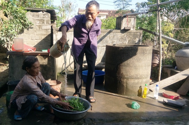 Gia đình ông Nguyễn Ở (ở thôn Vĩnh Lộc, xã Vĩnh Lộc, thị xã Ba Đồn) phải đi xin nước để ăn uống vì mọi nguồn nước trong nhà đã bị nhiễm bẩn trong lũ.