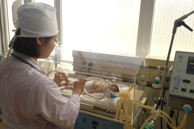 Chăm sóc trẻ sơ sinh trong lồng ấp tại Bệnh viện Sản Nhi tỉnh Bắc Giang. Ảnh: T.Nguyên