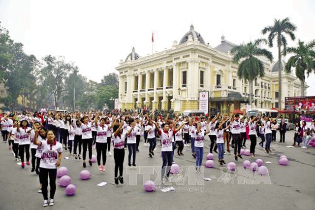 Hơn 300 thanh niên hòa mình vào màn nhảy Flashmob với thông điệp Chung tay chấm dứt bạo lực đối với phụ nữ và trẻ em gái. Ảnh: P.H