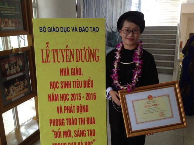 
Cô Hà Thị Hằng nhận Bằng khen của Bộ GD&ĐT và trở thành một trong 162 giáo viên tiêu biểu toàn quốc năm học 2015-2016. Ảnh: Q.Anh
