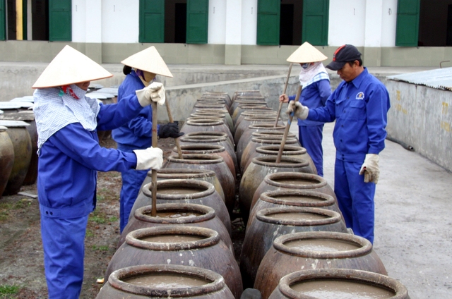 Cơ sở sản xuất nước mắm truyền thống bị ảnh hưởng trước thông tin do Vinastas công bố. Ảnh minh họa: P.Linh