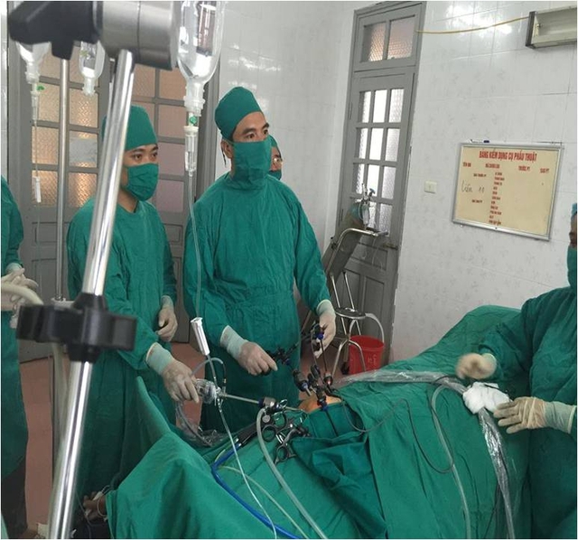 Một ca phẫu thuật nội soi tại Bệnh viện Đa khoa huyện Nga Sơn.