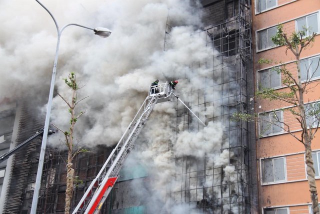 
Mặt tiền quán karaoke số 68 và các nhà lân cận bốc cháy dữ dội. Vụ hỏa hoạn xảy ra vào khoảng 13h30 ngày 1/11. Ảnh Zing.vn
