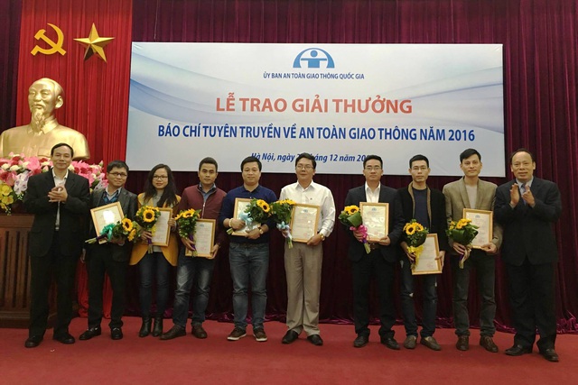 Ban tổ chức trao giải cho các tác giả. Ảnh: Đình Việt