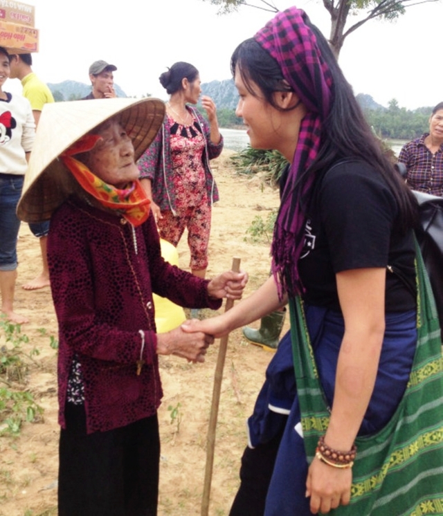 Hương trong chuyến thiện nguyện giúp bà con vùng lũ tại Quảng Bình mới đây. Ảnh: L.H