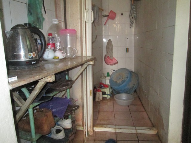 Cả nhà ông Điền hơn 20 người sinh sống chung một khu vệ sinh.