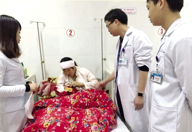 Các y, bác sĩ Bệnh viện Sản – Nhi Quảng Ninh thăm khám cho sản phụ. Ảnh: BVCC