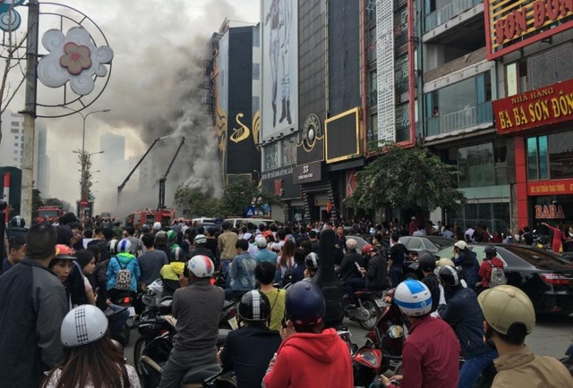 Nhiều người dân vô tình cản trở công tác chữa cháy, cứu nạn trên phố Trần Thái Tông, Hà Nội chiều 1/11. Ảnh:TL