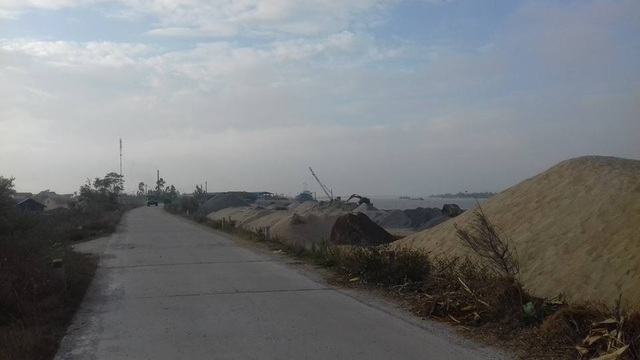 
Hàng chục bãi VLXD không phép hoạt động rầm rộ dọc tuyến đê Hữu Hồng (Giao Thủy, Nam Định) nhưng vẫn không bị xử lý. Ảnh: X.Thắng
