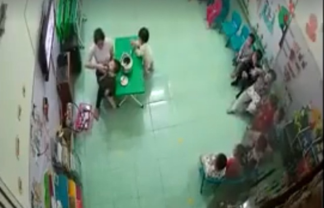 Cô N.T.Tuyên đổ sữa vào mồm học sinh chỉ vì cháu uống chậm (ảnh cắt từ clip).