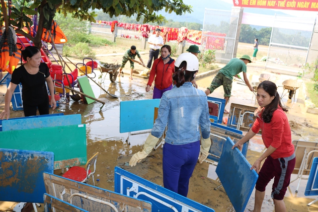 Bộ đội giúp Trường mầm non Lộc Yên khắc phục hậu quả lũ lụt. Ảnh: Văn Vỵ