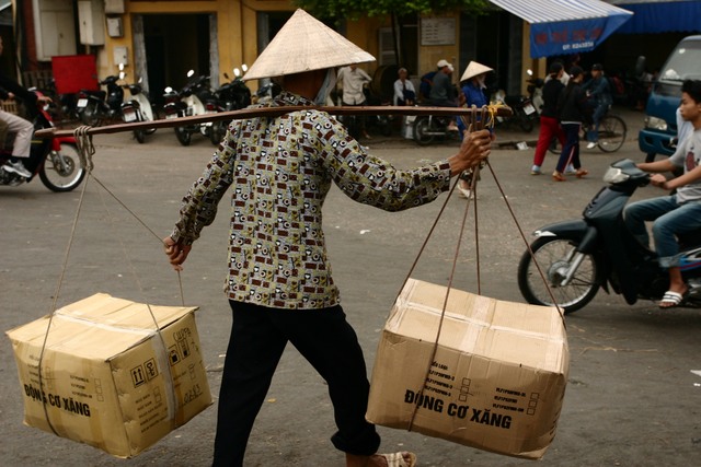 Những người thường xuyên lao động nặng rất dễ bị mắc chứng bệnh viêm thoái hóa khớp. Ảnh: Chí Cường