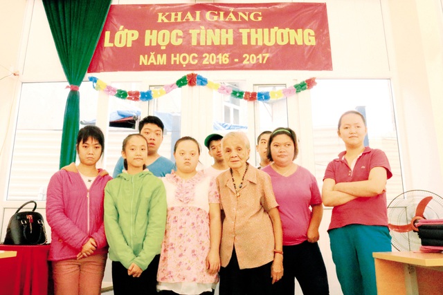 Bà giáo Hồ Hương Nam cùng với các học sinh trong lớp học tình thương. Ảnh: T.G