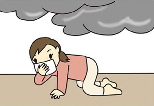 
Cúi người thấp để tránh khói độc trong đám cháy. tranh minh họa
