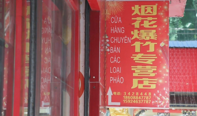 Tại nhiều cửa hàng tạp hóa ở chợ Hà Khẩu treo tấm biển quảng cáo bán pháo bằng cả 2 ngôn ngữ Việt - Trung.