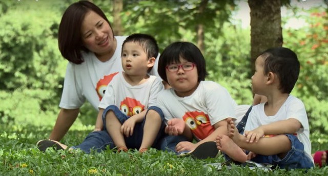 Chị Kim Dung và các con trong phim “Mầm sống”. Ảnh: TL