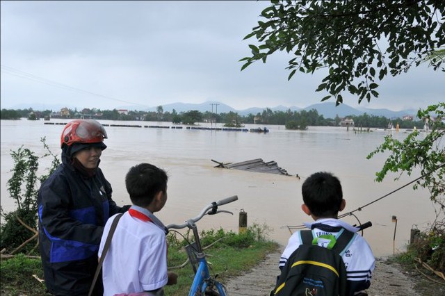Học sinh xã Quảng Trường, huyện Quảng Trạch (Quảng Bình) không đến trường được do cầu phao bắc qua sông Gianh bị lũ cuốn trôi. Ảnh: TL