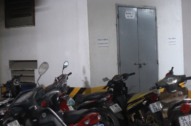 Trạm điện tại tầng hầm chung cư CT8 Đại Thanh (huyện Thanh Trì , Hà Nội) được đặt cạnh nơi để xe máy của các hộ dân. Ảnh: Hà Phương