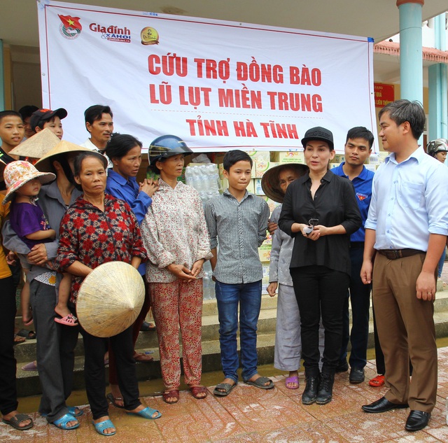 Lãnh đạo Báo GĐ&XH cùng ca sỹ Phi Nhung hỏi thăm, chia sẻ với người dân xã Đức Giang, huyện Vũ Quang (Hà Tĩnh).