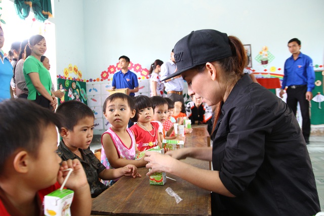 Ca sỹ Phi Nhung thăm ngôi trường tiểu học từng bị ngập lụt ở Hà Tĩnh.