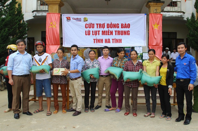 Đoàn từ thiện trao quà đến người dân bị thiệt hại sau bão lũ ở xã Đức Bồng, huyện Vũ Quang (Hà Tĩnh). Ảnh: T.G