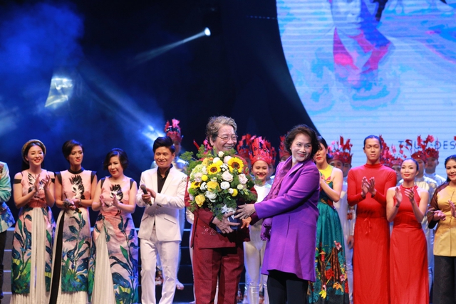 
Nhạc sĩ Phó Đức Phương hạnh phúc nhận bó hoa chúc mừng từ Chủ tịch Quốc hội Nguyễn Thị Kim Ngân khi chương trình kết thúc
