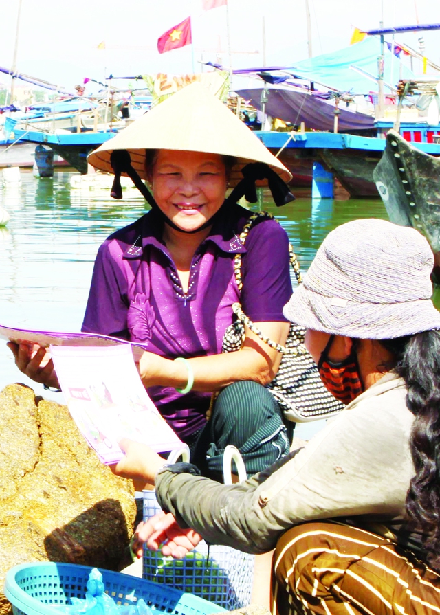 
Cán bộ dân số TP Nha Trang - Khánh Hòa tư vấn các biện pháp tránh thai cho ngư dân. Ảnh: Dương Ngọc
