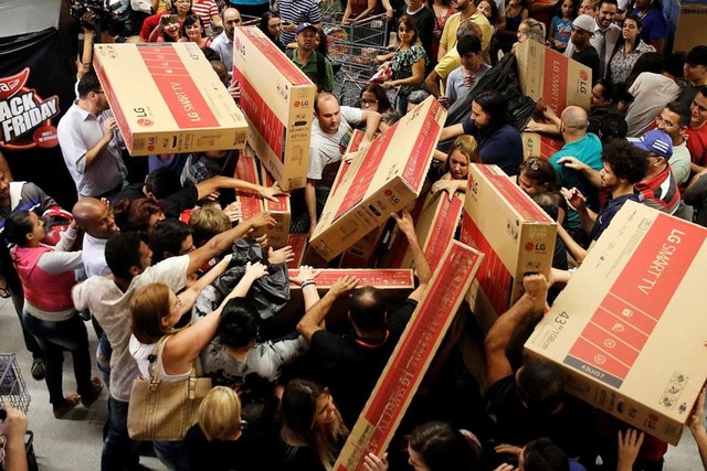 
Hàng chục người giành giật những chiếc tivi tại trung tâm thương mại ở thành phố Sao Paulo, Brazil. Vào Thứ sáu đen tối, đa số hàng hóa đồng loạt giảm giá sâu. Những món đồ mà mọi người chú ý nhất chính là đồ công nghệ, đặc biệt là tivi. Ảnh: Reuters.
