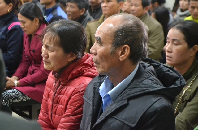 
Chị Hoa ngồi cạnh ông Hùng (chồng bà Hát) tại phiên toà và khóc nức nở
