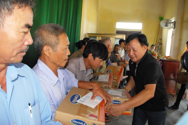 
Ông Nguyễn Thanh Tú - Chánh Văn phòng, Chủ tịch Công đoàn Vinamilk đại diện công ty trao quà cứu trợ cho bà con thuộc các hộ bị thiệt hại nặng trong đợt mưa lũ vừa qua tại huyện Cẩm Xuyên, Hà Tĩnh

