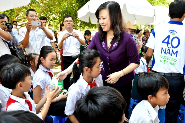 Bà Đào Hồng Lan, Thứ trưởng Bộ Lao động Thương bình và Xã hội trao tặng sữa cho các em học sinh tại Trà Ôn, Vĩnh Long.