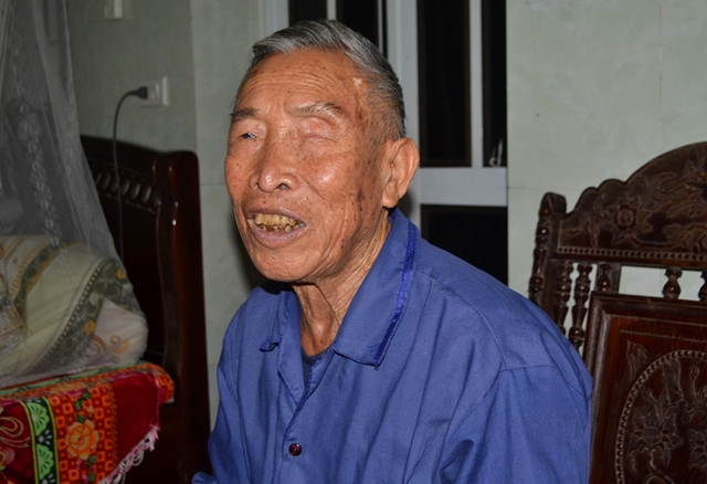 
Ông Nguyễn Văn Tại (bố anh Diễn) bị mù loà nhiều năm. Ảnh: Đ.Tuỳ
