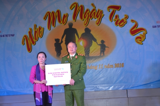 
TW Hội LHPN Việt Nam giành nhiều phần quà tặng các phạm nhân nữ tiêu biểu. Ảnh: Đ.Tuỳ
