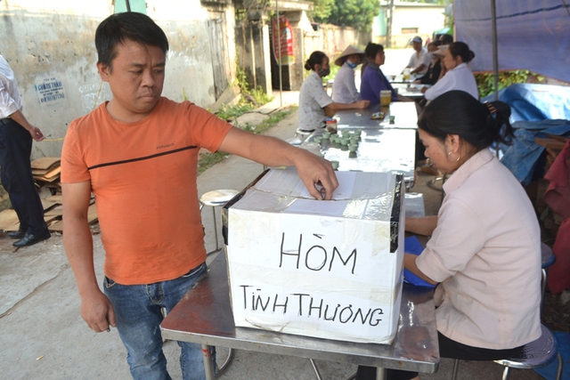 
Chiếc hòm tình thương đặt ngay phía ngoài cổng để ủng hộ nạn nhân xấu số
