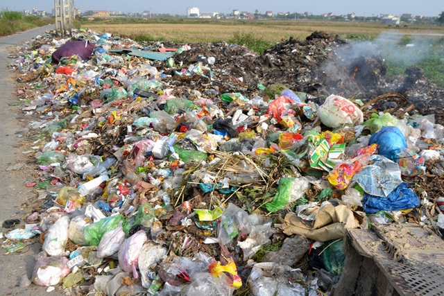 
Bãi rác gây ô nhiễm môi trường tại xã Đồng Tâm. Ảnh: Đ.Tuỳ
