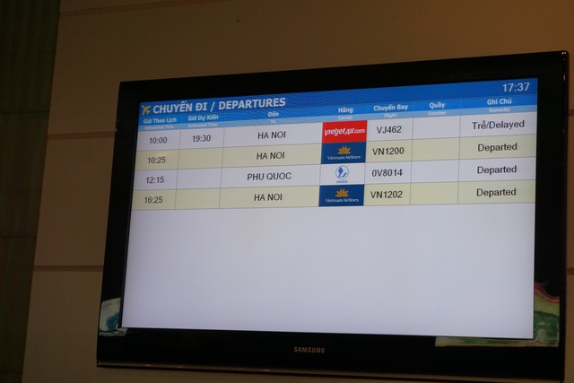
Hình ảnh thông báo trễ chuyến bay hơn 9 tiếng của Vietjet trên bảng điện tử tại sân bay. Ảnh: N.Mai
