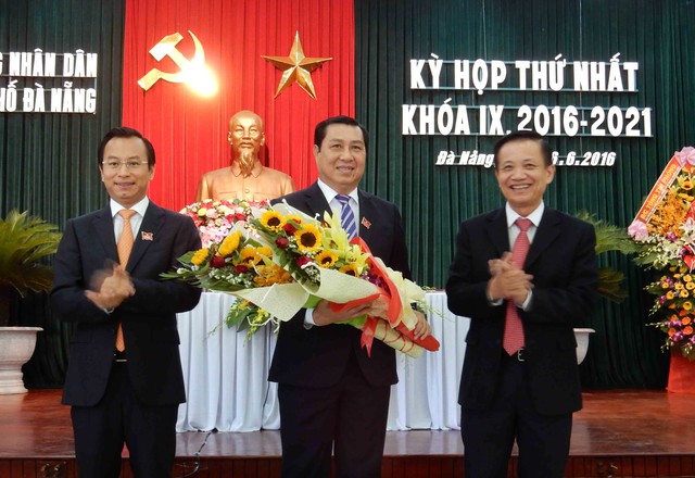 
Chủ tịch Huỳnh Đức Thơ (ở giữa) trong ngày được các đại biểu bầu tiếp tục giữ chức vụ Chủ tịch UBND TP Đà Nẵng nhiệm kỳ 2016-2021. Ảnh: Đức Hoàng
