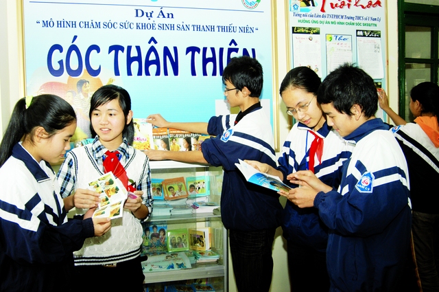 
Truyền thông chăm sóc SKSS/KHHGĐ cho vị thành niên, thanh niên trong trường học. Ảnh: Dương Ngọc
