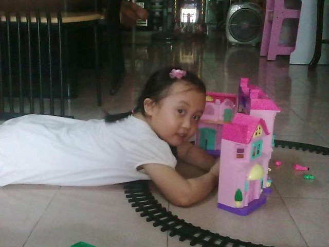 Là con gái, nên bé Gà có sở thích chơi những đồ chơi công chúa màu hồng cùng với những lâu đài cổ tích