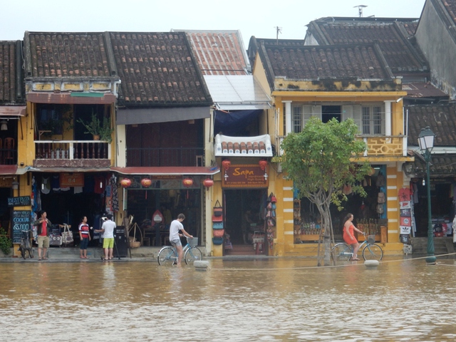 Trưa 3/11, trên tuyến đường Bạch Đằng (TP Hội An, Quảng Nam), nước lũ vẫn chưa rút hết, ngập sâu khoảng 0,5m