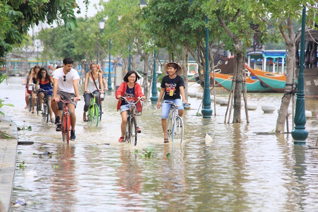 Đường Bạch Đằng nằm ven sông Hoài, nên cứ mưa to kéo dài thì bị ngập. Tình trạng này cũng không ảnh hưởng lớn tới hoạt động du lịch ở phố cổ. Trái lại, nhiều du khách nước ngoài thích thú thuê xe đạp dạo trên nước lũ...