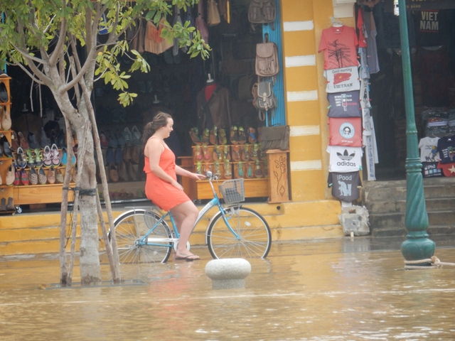 Chính vẻ đẹp cổ kính của phố cổ Hội An nên dù có bị ngập nước lũ vẫn thu hút được khách du lịch, đặc biệt là khách Tây...